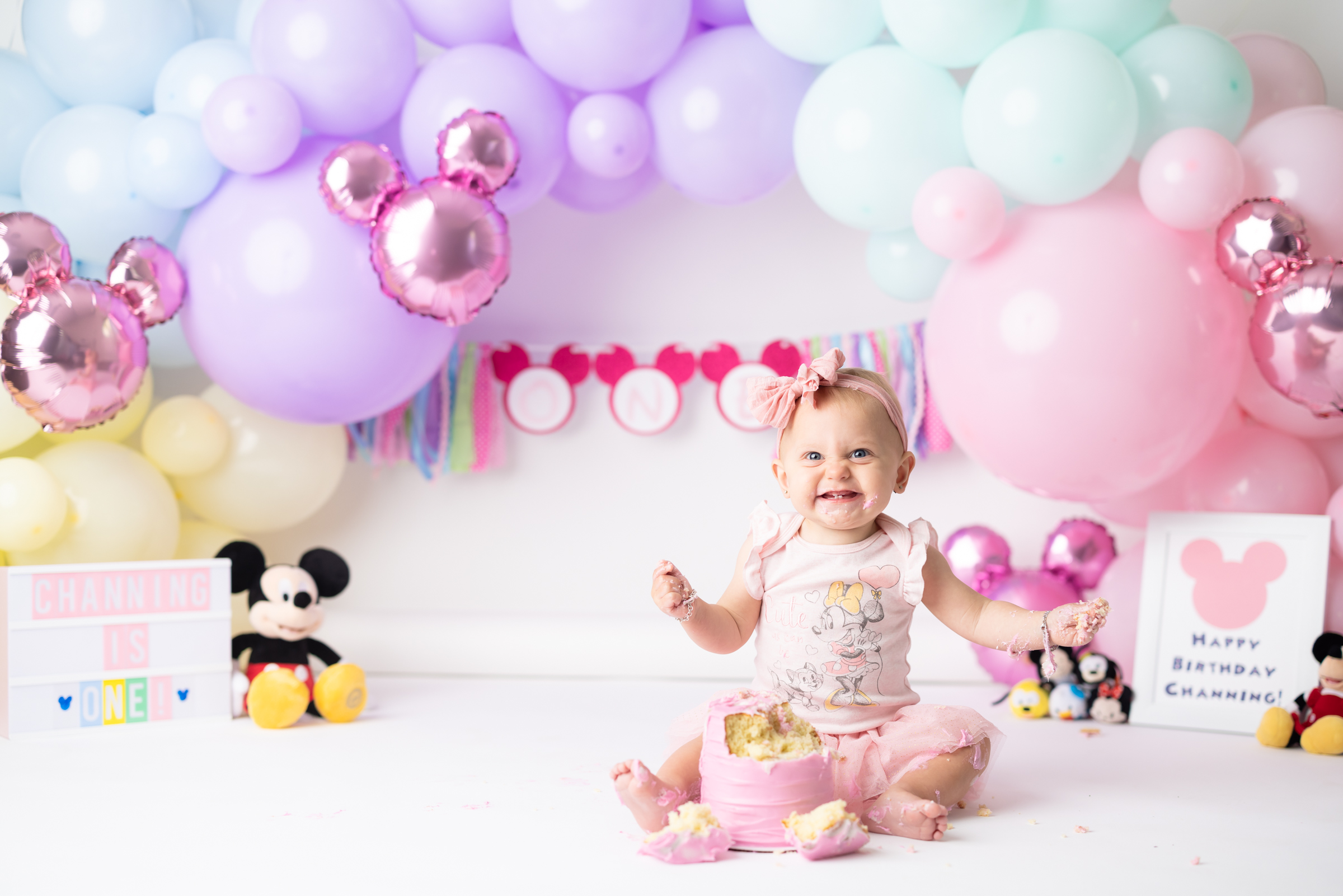 pastel ballon arch with mickey cake smash