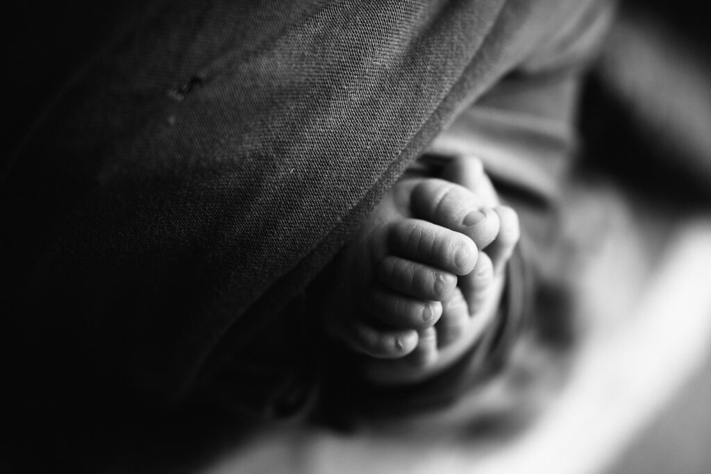 newborn baby toes black and white