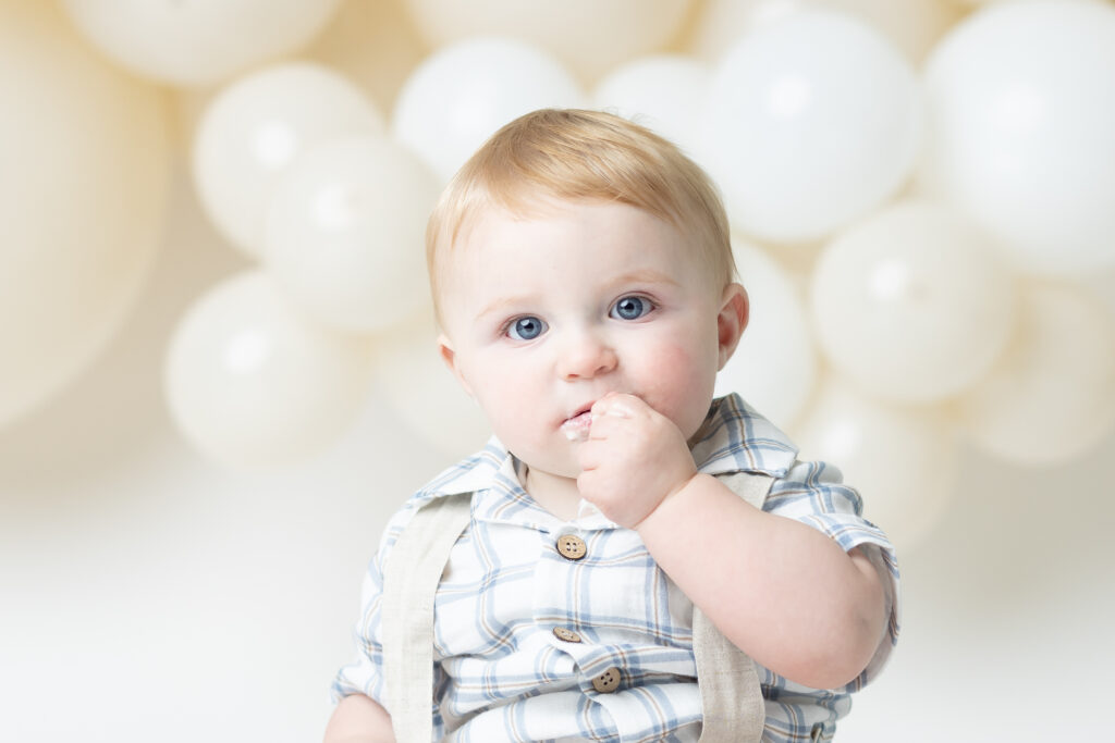 boy eating cake for first birthday pictures 