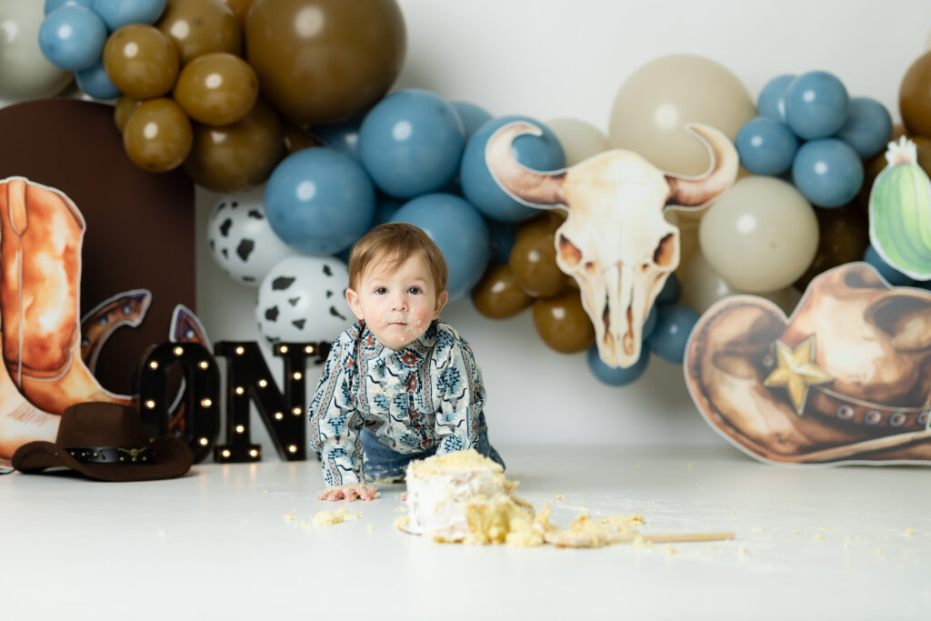 Western themed cake smash with cowboy hat and longhorn decor